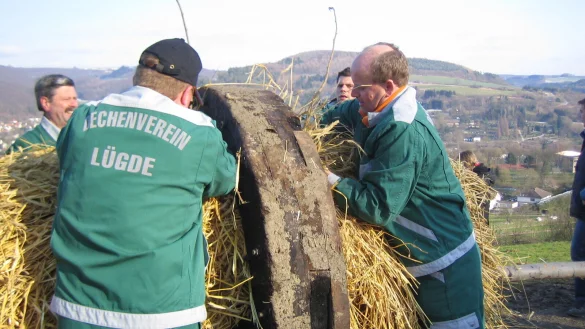 Die Dechen stopfen die riesigen Räder mit dem eigens dafür angebauten Stroh. - © Dechenverein Lügde