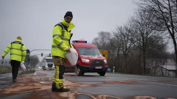 Andreas Dieckmann streut eine Betriebsmittelspur im Ortsteil
Kachtenhausen ab. - &copy; FREITAG-TV