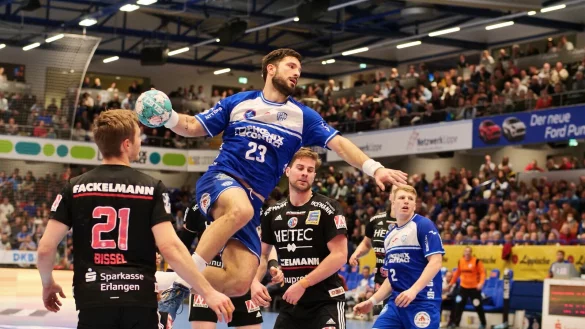 Beim 34:27 im Hinspiel ergaben sich f&uuml;r Tim Suton und Lukas Hutecek gegen die Erlanger Christopher Bissel und Lutz Heiny die n&ouml;tigen L&uuml;cken. Foto: J&ouml;rg Hagemann - &copy; J&ouml;rg Hagemann