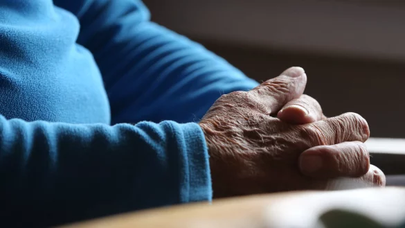 Bei den meisten Betroffenen der Parkinsonkrankheit treten die ersten motorischen Symptome im Alter zwischen 50 und 60 Jahren auf. - © dpa