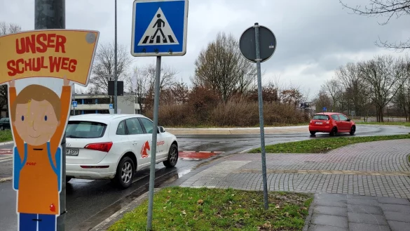 Der Schulweg f&uuml;hrt &uuml;ber die &Uuml;berwege am Kreisverkehr - so richtig gepflegt sieht dieser nicht aus. Das k&ouml;nnte sich jetzt &auml;ndern, denn die Stadt hat Anfragen von Unternehmen, die die Gestaltung und Pflege sponsern w&uuml;rden. - &copy; Astrid Sewing