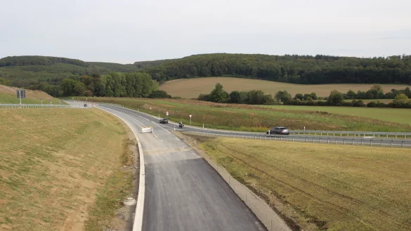 Die wieder freigegebene B1 zwischen Barntrup und Sonneborn, fotografiert vom neuen Barntruper Ostknoten aus. Weil es dort seit der Öffnung vermehrt zu Wildunfällen gekommen ist, ergreift der Kreis jetzt Maßnahmen. - © Archivfoto: Jens Rademacher