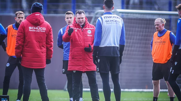 Der neue DSC-Trainer Uwe Koschinat (M.) weist die Profis von Arminia Bielefeld im Training an. - © Sarah Jonek