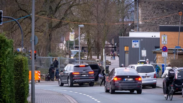 Immer noch lassen einige Eltern ihre Kinder morgens direkt an der Schule aussteigen. Dabei hat die Weerth-Schule schon viel gegen die Elterntaxis unternommen. - &copy; Raphael Bartling