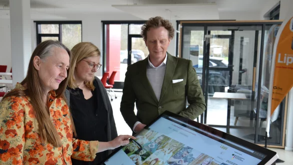 Andrea Diekhof und Ann-Kathrin Habighorst zeigen Dr. Olaf Peterschr&ouml;der die M&ouml;glichkeiten der B&uuml;rgerbeteiligungsplattform (von links). - &copy; Kreis Lippe