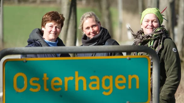 Drei Frauen aus einer Siedlung: Anette Stocksmeier, Jenny Wehage und Sabine Stock (von links). - &copy; Axel B&uuml;rger