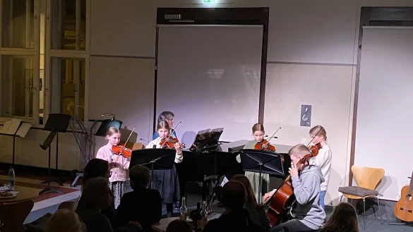 Fr&uuml;hlingskonzert an der Musikschule Lage: Hier musiziert eines der Ensembles, Milena Regier, Delia Thie&szlig;en, Cornelia Klee (Lehrerin am Klavier), Angelie Funk, Julia Thie&szlig;en und Ben-Luca Funk (von links). - &copy; Musikschule Lage