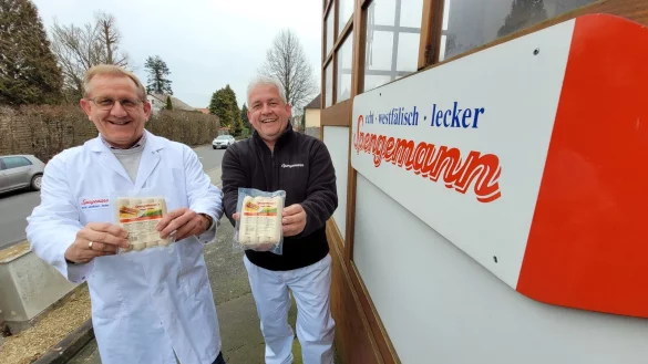 Die Spengemann-Geschäftsführer Michael (links) und Andreas Böke präsentieren die Veggie-Griller, die sie in Stift Quernheim entwickelt haben. - © Florian Weyand