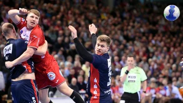 Angesichts der Abwehr-Asse Simon Hald und Franz Semper zieht Lukas Hutecek das Spiel in die Breite. - &copy; Jan Kirschner