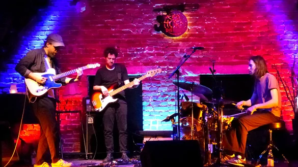 Lars C&ouml;lln (von links), Beat Halberschmidt und S&ouml;nke Reich geben auf der B&uuml;hne alles. - &copy; Rudi Rudolph