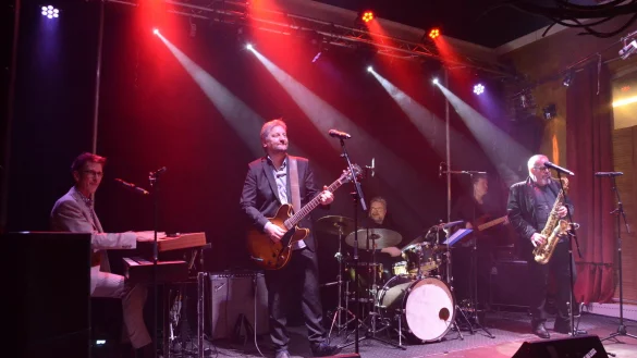 &bdquo;The Grand Jam Band&ldquo; beeindruckte als eingespieltes Team: Horst Bergmeier (von links), Jimmy Reiter, Oliver Spanuth, Olli Gee und Tommy Schneller. - &copy; Georg K&auml;lble