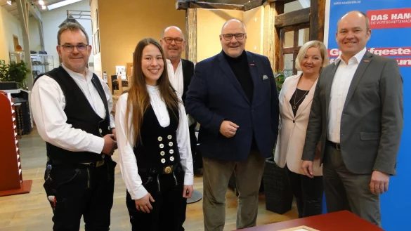 Zeigten Perspektiven auf, die dem Handwerk Impulse geben k&ouml;nnten. Guido und Stefanie Kramp, Peter Eul, Andrea Hegerbekermeier und Christian Goll (vordere Reihe von links). - &copy; Hajo G&auml;rtner