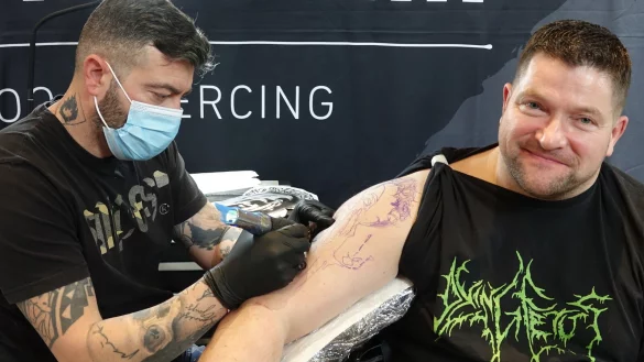 Bei der Arbeit am Arm: Die Tattoo-Convention bot auch die Chance, sich vor Ort ein Tattoo stechen zu lassen. - &copy; Axel B&uuml;rger