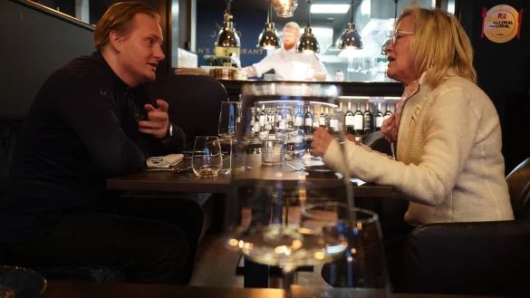 Sternekoch Jan Diekjobst und Landfrau Marlies Witte tauschen sich unter anderem &uuml;ber die Regionalit&auml;t von Lebensmitteln aus. - &copy; Michaela Wei&szlig;e