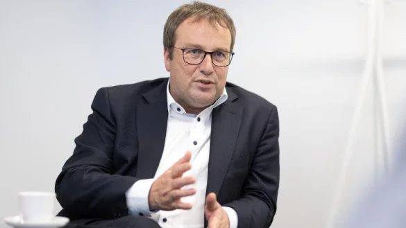 NRW-Verkehrsminister Oliver Krischer (Gr&uuml;ne) bezieht im Interview Stellung. - &copy; Oliver Krato
