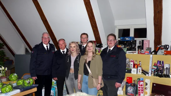 Sie freuen sich über die Tombola mit über 300 Preisen: v. l. n. r.: Einheitsführer Thomas Gayermann, Jürgen Schröder (Geschäftsführer Förderverein), Chantal Meyer, Fabian Drewes, Vivian Müller und Linus Westphal - © Rudi Rudolph