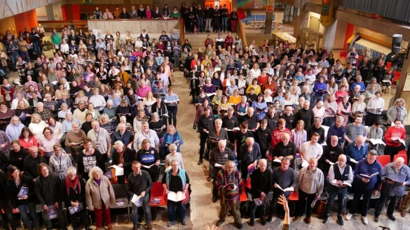 Probe: Peter Stolle arbeitet mit den S&auml;ngerinnen und S&auml;ngern f&uuml;r die Auff&uuml;hrungen des Chormusicals Martin Luther King in Lemgo. - &copy; Lippische Landeskirche