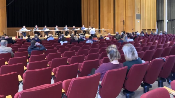 Der Rat, der in der Konzerthalle tagte, stimmte f&uuml;r den Neubau einer f&uuml;nfz&uuml;gigen Grundschule. - &copy; Sven Kienscherf