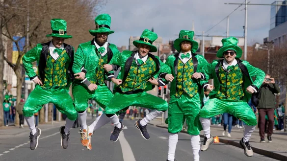 So wie diese M&auml;nner verkleiden sich viele Menschen am St. Patrick's Day als irische Kobolde und verbreiten gute Laune. - &copy; dpa
