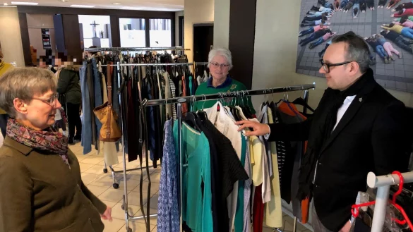 Brigitte Kurzawski (links) und Margarete Kohorst f&uuml;hren B&uuml;rgermeister Markus Baier durch die Kleiderkammer der Caritas-Konferenz im Gemeindehaus der Heilig-Geist-Gemeinde an der Wiesenstra&szlig;e. - &copy; Thomas Reineke