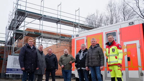 Dietmar Nunne (Gesch&auml;ftsleiter K&ouml;gel + Nunne Bau), Landrat Dr. Axel Lehmann, Sven Oehlmann (vbe-Gesch&auml;ftsf&uuml;hrer), Stephan M&ouml;ller (Eggehaus), Meinolf Haase (Leiter Bev&ouml;lkerungsschutz Kreis Lippe), B&uuml;rgermeister Frank Meier und Andreas Kersting (Rettungsdienst) freuen sich, dass der Bau der neuen Rettungswache gut vorangeht. - &copy; Lorraine Brinkmann