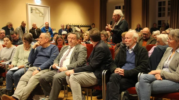 Dr. Axel Lehmann (mitte) gönnt sich eine kurze Verschnaufspause. Der Landrat gerät bei der Diskussionsveranstaltung in der Detmolder Stadthalle ziemlich unter Druck. - © Janet König
