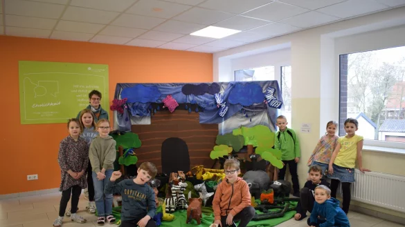 K&uuml;nstlerin Irene Geers und die Sch&uuml;ler der 2. Klasse pr&auml;sentieren stolz ihr Kunstprojekt. - &copy; Christlicher Schulverein Lippe