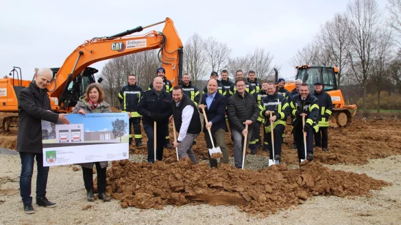 Spatenstich f&uuml;rs Feuerwehrger&auml;tehaus Donop: (von links) Architekt Stefan Brand und Dipl.-Ing. Juliane Mauermann pr&auml;sentieren das Baustellenschild. Am Spaten (von links) Joachim Hartfelder (Leiter der Feuerwehr Blomberg), Benjamin Bossemeyer (Betriebsleiter BIG), B&uuml;rgermeister Christoph Dolle, Projektleiter
G&uuml;nther Wachter, Heiko M&uuml;hlenmeier (stv. Leiter der Feuerwehr Blomberg und
L&ouml;schgruppenf&uuml;hrer) und Stefan Kracht (stv. L&ouml;schgruppenf&uuml;hrer). Im Hintergrund steht die L&ouml;schgruppe Donop, die sich dieses besondere Ereignis nicht entgehen lassen wollte. - &copy; Stadt Blomberg