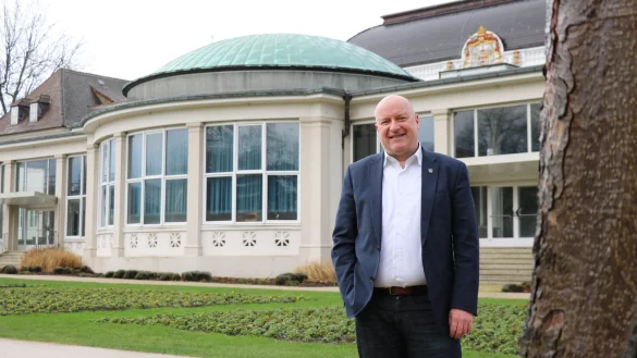 Kurdirektor und Beigordneter Michael Feiler vor dem Kurhaus. - &copy; Alexandra Schaller