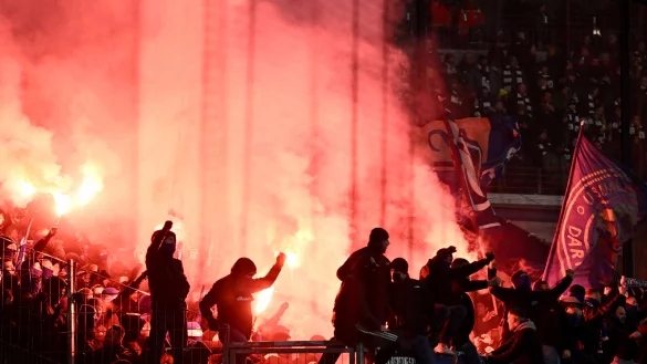 Experten beobachten mehr Pyro-Einsatz, seit die Fans nach dem Ende der Corona-Maßnahmen wieder in die Stadien dürfen. - © Arne Dedert
