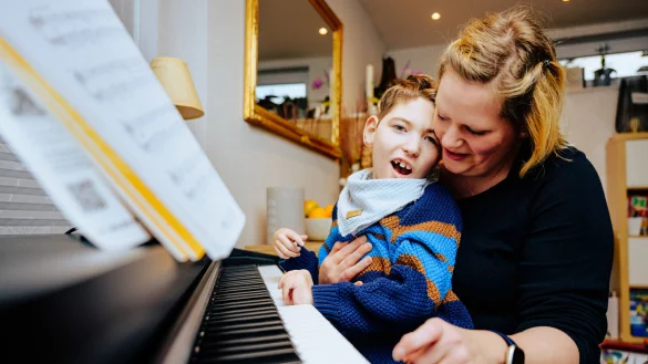 Paul kann nicht sprechen, nicht laufen und nur schemenhaft sehen &ndash; was ihm trotzdem Freude bereitet, ist, wenn er und seine Mutter Natascha auf dem Klavier klimpern. - &copy; BESIM MAZHIQI