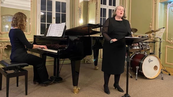 Susanne Roth am Klavier und S&auml;ngerin Catherine Jolles begeistern im Schloss Stietencron. - &copy; Elin L&uuml;hmann