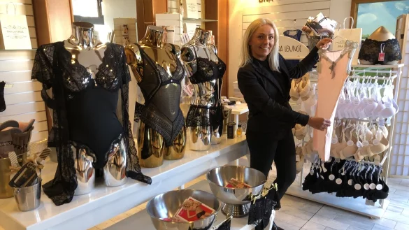 Evelyn Wysota hat im Kurpark-Center an der Bleichstraße ein Fachgeschäft für Damen-Unterwäsche eröffnet. - © Thomas Reineke