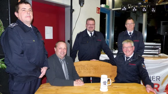 Udo Knaup (rechts) und B&uuml;rgermeister Mario Hecker probieren das sichtlich bequeme Geschenk gleich aus, dahinter stehen Michael Gr&uuml;ttemeier, Leiter der Feuerwehr mit den stellvertretenden Leitern der Feuerwehr Michael Little (links) und Arnd Plettemeier (rechts). - &copy; Rudi Rudolph