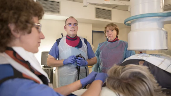 Chefarzt Dr. Johannes Tebbe bei einer Endoskopie. - © kay.michalak@fotoetage.de,Kay Michalak / fotoetage