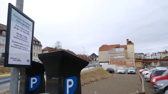 Zwei Parkautomaten nebeneinander, aber an der Treppe zur City fehlt nun einer - das gefällt den Detmoldern nicht. Wer werktags nach 15 Uhr auf den Parkplatz fährt, darf hier außerdem nicht mehr parken. Ein Schild weist darauf hin: Der Ausweichparkplatz Bezirksregierung ist in 200 Meter links. Bloß: Von der Baugrube darf man gar nicht nach links abbiegen, sondern muss einmal um die komplette Innenstadt herum fahren. - © Sven Koch