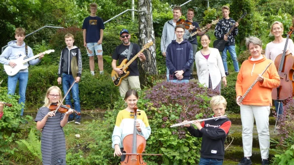 Die Sch&uuml;ler und Sch&uuml;lerinnen sowie die Lehrkr&auml;fte Michael Vo&szlig; (E-Bass), Andreas Friesicke (Violine), Mari Ito-Friesicke (Klavier), Monika Krawulski (Violoncello) und Regine Witt (Querfl&ouml;te) freuen sich auf den Neustart. - &copy; privat