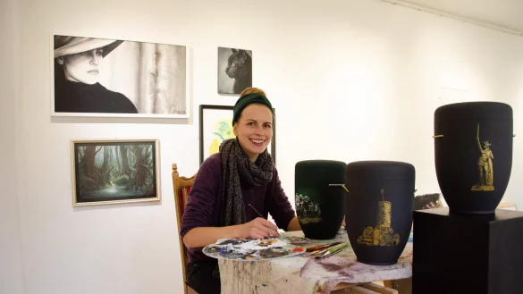 Maxi Holder in ihrer Ausstellung &bdquo;Portraits&ldquo;. - &copy; Georg K&auml;lble