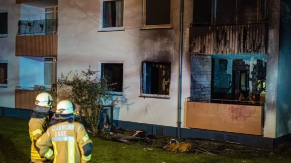 Die betroffene Wohnung in dem Mehrfamilienhaus brannte v&ouml;llig aus. In den R&auml;umen fanden die Helfer eine Leiche. - &copy; Freitag-TV