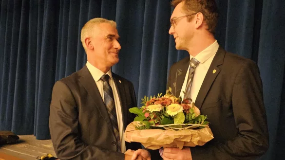 Sie m&uuml;ssen acht weitere Jahre zusammenarbeiten: B&uuml;rgermeister Matthias Kalkreuter (rechts) gratulierte dem Technischen Beigeordneten Thorsten Paulussen nach der Wahl. - &copy; Astrid Sewing