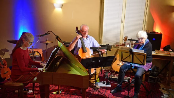 Die alten Instrumenten spielen (von links) Monika am Spinet, Jochanes an der Gambe und Hildegard an der Transverfl&ouml;te. - &copy; Nicole Ellerbrake