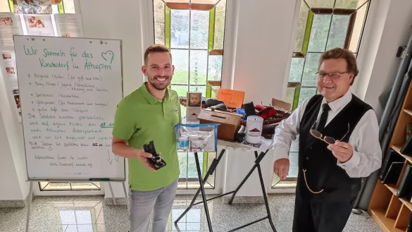 H&ouml;rger&auml;teakustiker Lars Scholand (links) und Priester Stephan Falk (Vorsteher der Neuapostolischen Kirchengemeinde Lage) freuen sich, dass so viele Spenden, vor allem Brillen und H&ouml;rger&auml;te, f&uuml;r das Projekt in &Auml;thiopien zusammengekommen sind. - &copy; Aline Falk