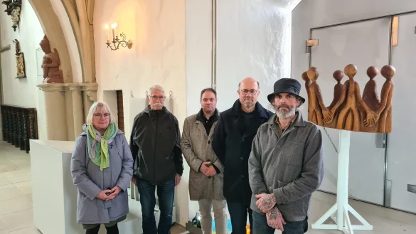 Liesel Kochsiek-Jakobfeuerborn (von links), Manfred Rothermel, Fabian Schr&ouml;der und Matthias Altevogt stehen neben der Holz-Skulptur von Nils Grube, die am Sonntag im Gottesdienst in der Kirche St. Marien vorgestellt wird. - &copy; Nadine Uphoff