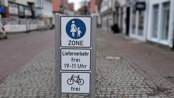 Die Breite Stra&szlig;e ist in weiten Teilen Fu&szlig;g&auml;ngerzone. Doch viele Autofahrer halten sich nicht daran. Die Gr&uuml;nen wollen das &auml;ndern. - &copy; Katrin Kantelberg