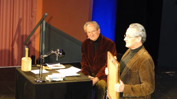 Comedian Uli Bauer (links) und Münchner Altbürgermeister Christian Ude präsentieren ein gemeinsames Kabarettprogramm im Sommertheater. - © Hajo Gärtner