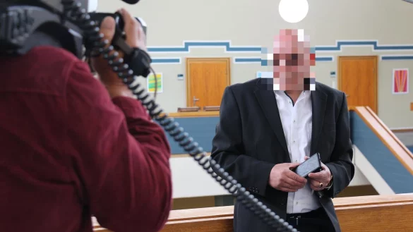 Der selbst ernannte Führerscheinkönig kurz vor seinem allerersten Urteil im Mai 2020 auf dem Gerichtsflur. Rechtskräftig wird dieses mit abgeändertem Strafmaß erst anderthalb Jahre später. - © Archivfoto: Janet König