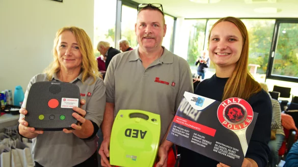 Petra Rekelkam (von links), Volker Grassow und Melissa Klare von den Johannitern informieren am Tag der Sicherheit auch &uuml;ber das eigene Hausnotrufsystem. - &copy; Nicole Ellerbrake