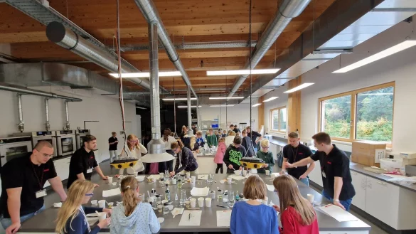 Die Club-Mitglieder hatten viel Spa&szlig; beim Erforschen der &bdquo;Magie der Chemie&ldquo; bei Jowat SE. - &copy; Jowat SE