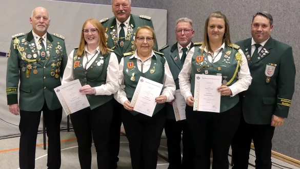 Mit der Goldenen Verdienstnadel des Westf&auml;lischen Sch&uuml;tzenbundes wurden ausgezeichnet Sarah Teutrine, Ute Hollmann-Schulze, Wigand Schulze und Steffi Kneese (mit Urkunden von links). Es freuen sich mit ihnen Oberst J&ouml;rg Kleemann und der Vorsitzende Willi D&uuml;wel (hinten von links) sowie Patrick Ovenhausen, Vorsitzender des Kreissch&uuml;tzenbundes (rechts) - &copy; Rudi Rudolph