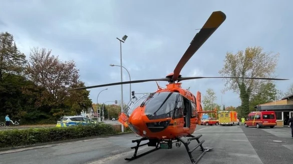 Rettungshubschrauber Christoph 13 landet auf dem Hof der Feuerwache. - &copy; Feuerwehr Lage